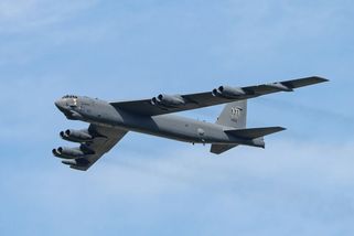 Na letecké základně v Kalifornii se po startu zřítil bombardér B-52 - Seznam Zprávy